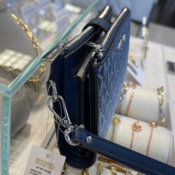 Michael Kors Jet Set Large Ombré Signature Logo Wristlet Wallet Phone
NAVY
NWT - Picture 5 of 16